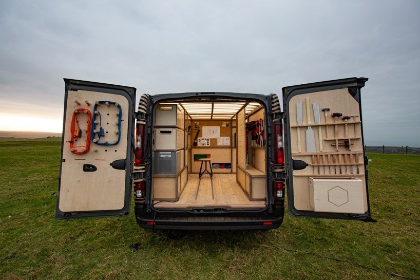 Open bestelbus met houten bedrijfswageninrichting en gereedschap