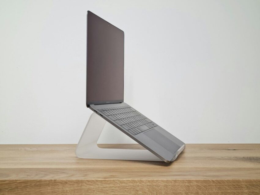 Laptop op een verhoogde standaard voor een ergonomische werkplek