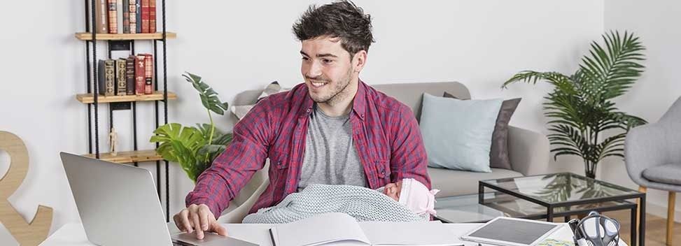 Man werkt met laptop vanaf de bank in een lichte woonkamer